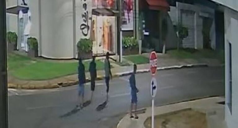 Ladrões arrombam lanchonete para furtam bolos no centro