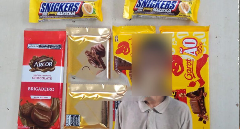 Homem é preso ao tentar furtar barras de chocolate em supermercado