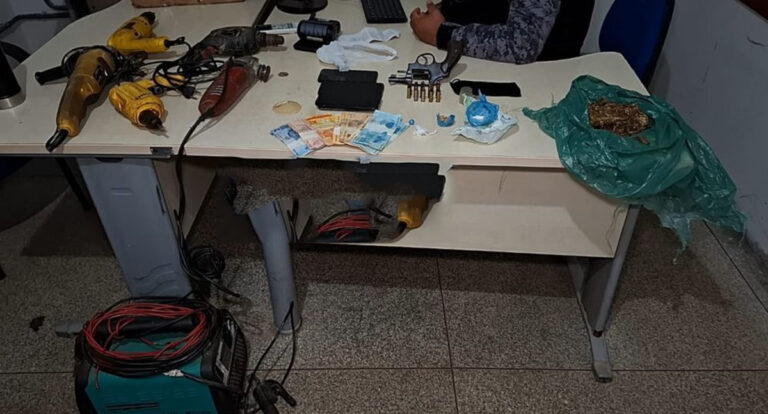 Polícia Militar apreende drogas, arma e objetos de procedência suspeita em operação