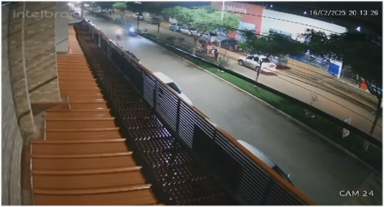 VÍDEO: Motociclista bate em caminhonete estacionada e sofre fratura