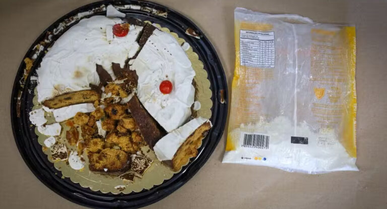 Mulher suspeita de matar três da família do marido com bolo envenenado é encontrada morta na prisão