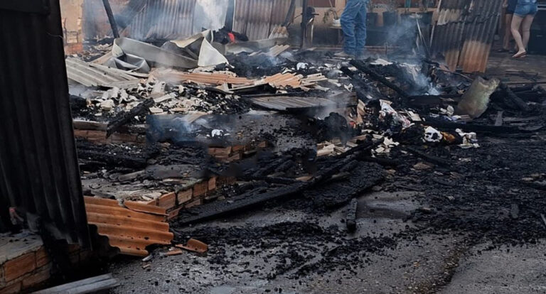 Incêndio destrói residência no bairro JK no interior de Rondônia