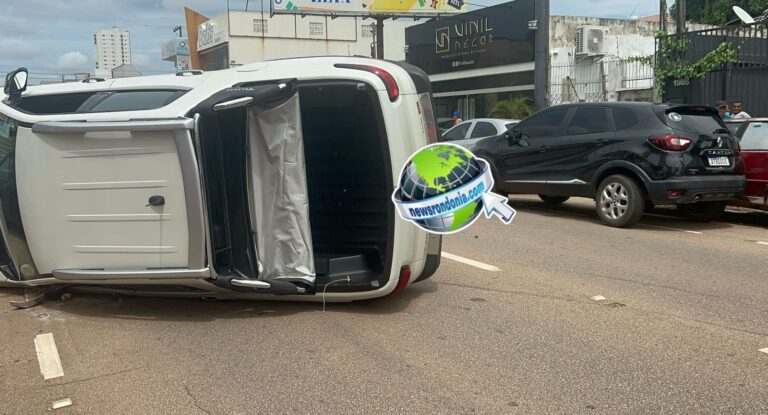 Fiat Toro bate em carro parado e capota no centro