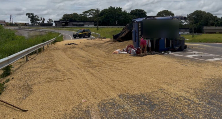 Carreta carregada de soja tomba no Anel Viário de Ji-Paraná