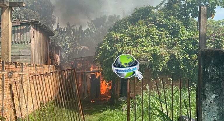Casa é destruída por incêndio na capital