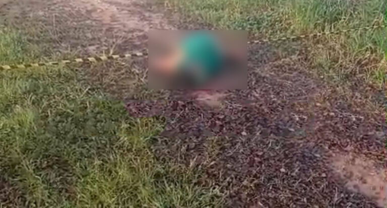 Corpo de mulher com perfuração de bala é encontrado jogado no meio da rua