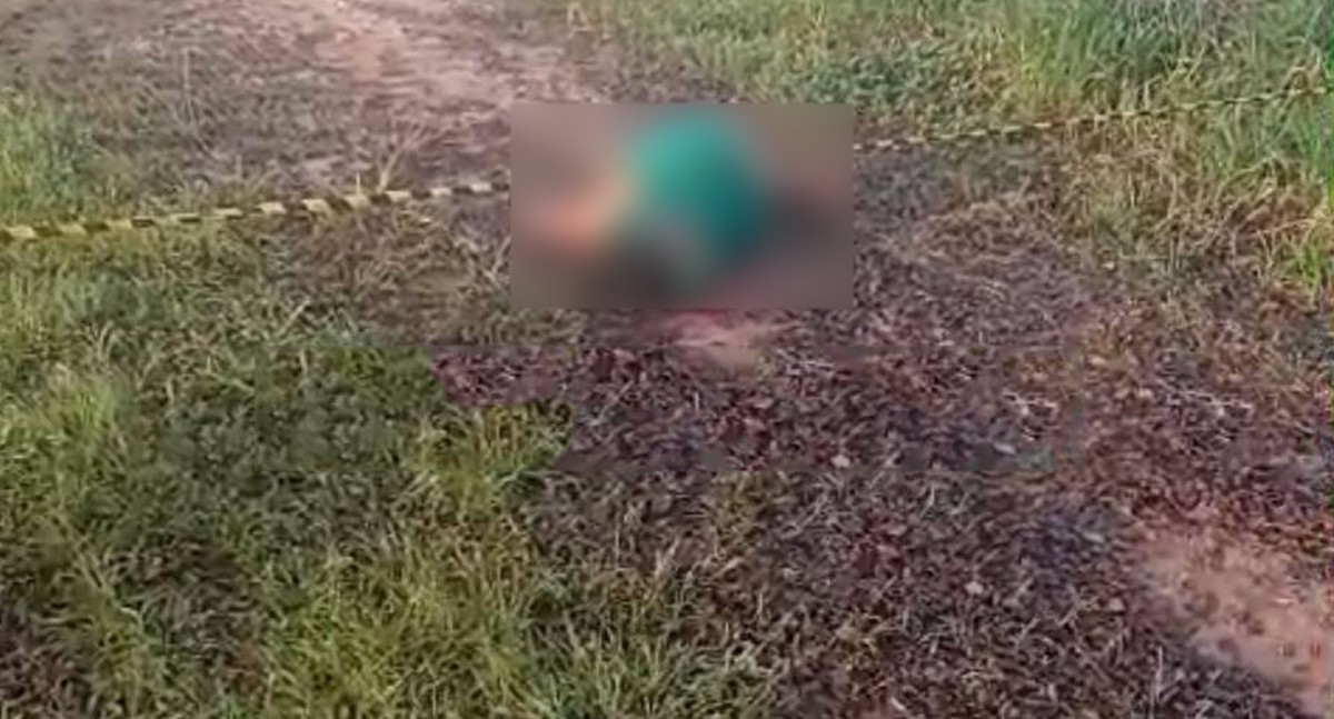 Corpo de mulher com perfuração de bala é encontrado jogado no meio da rua