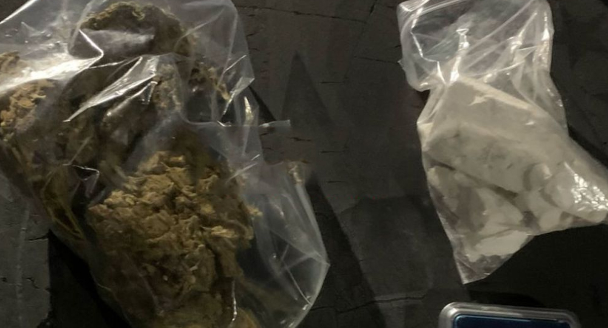 Suspeita de tráfico de droga é detida pela Polícia Militar