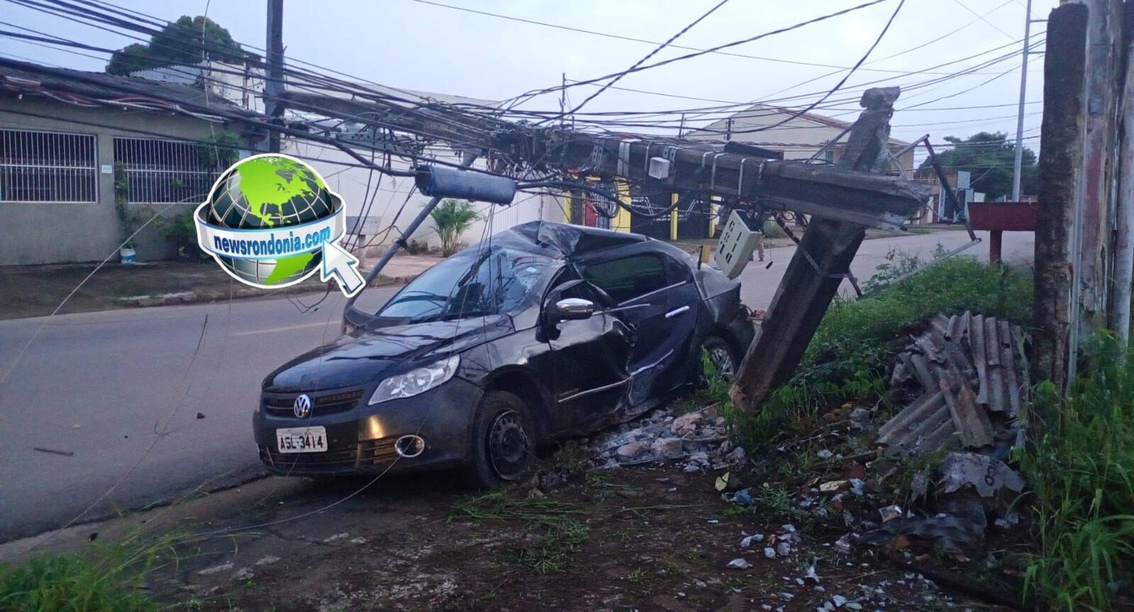 Motorista abandona veículo após derrubar poste de energia em Porto Velho