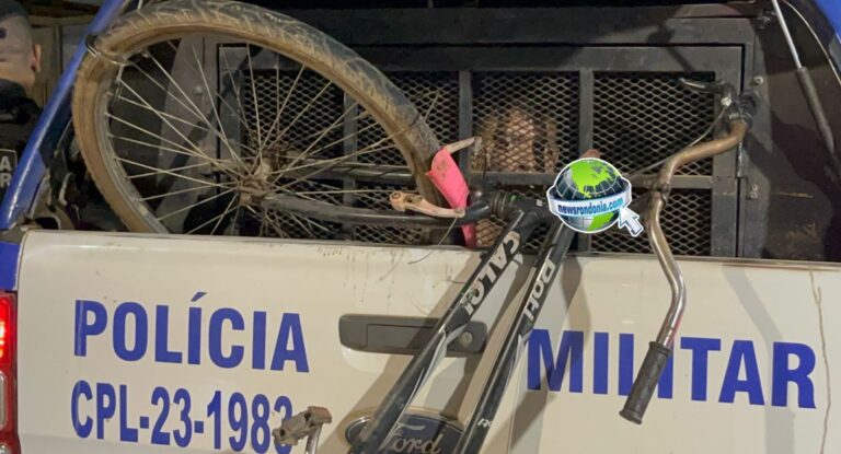 Criminoso agride vítima com tapa na frente da filha durante roubo em vila de apartamentos