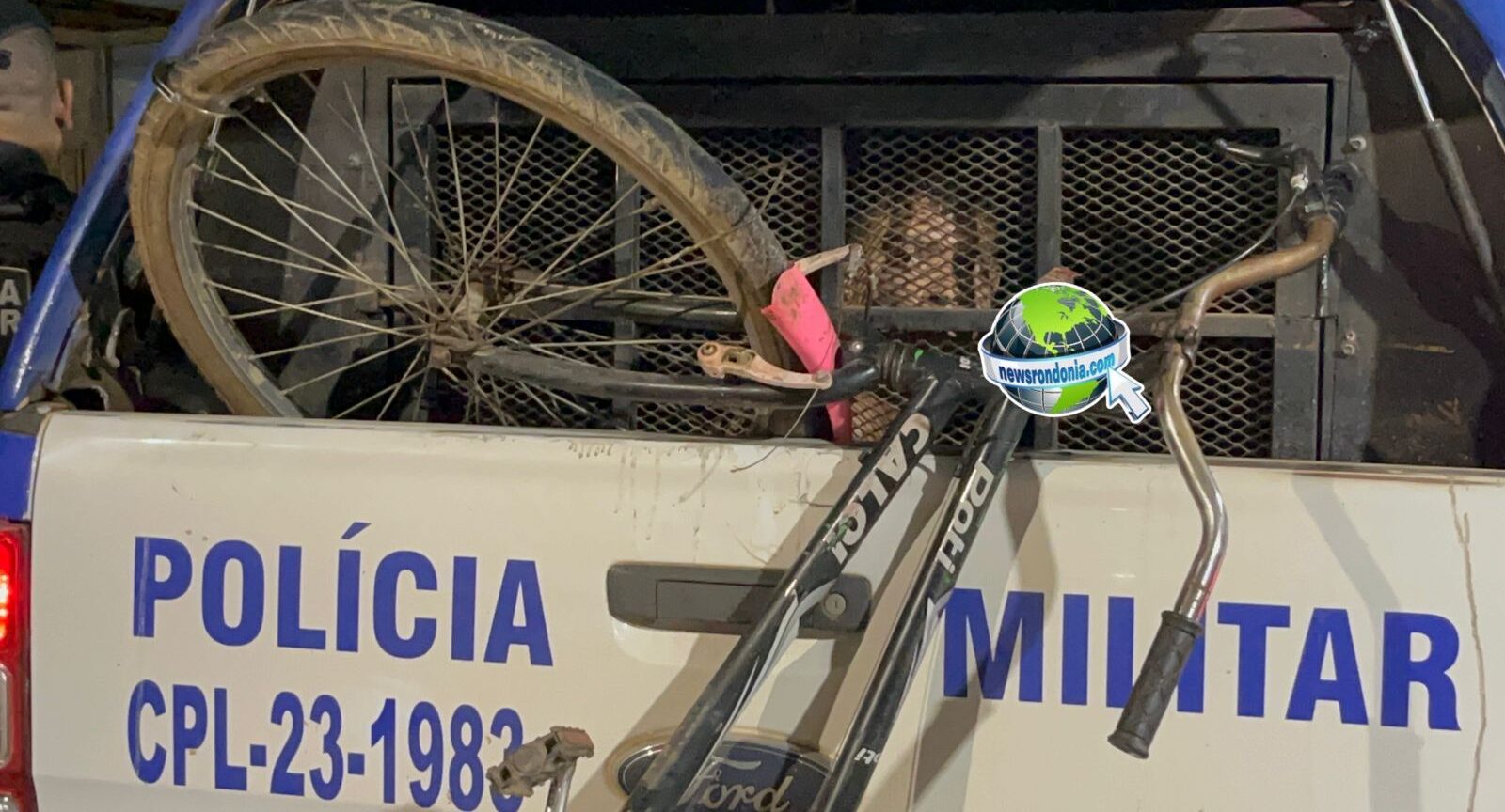 Criminoso agride vítima com tapa na frente da filha durante roubo em vila de apartamentos