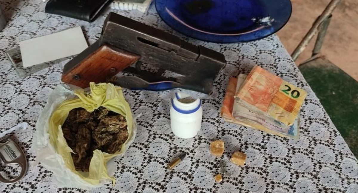 Suspeito de comercializar entorpecente é preso em flagrante pela PM com drogas e arma de fogo, em Rolim de Moura