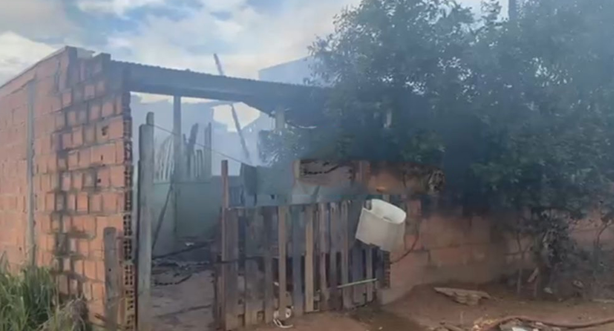 Incêndio consome residência no bairro Primavera, em Ji-Paraná