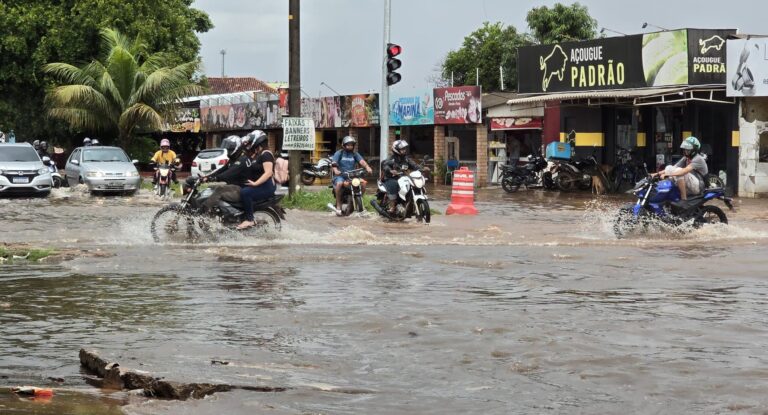 Chuva forte causa alagamentos e transtornos na Avenida Guaporé e Rio de Janeiro