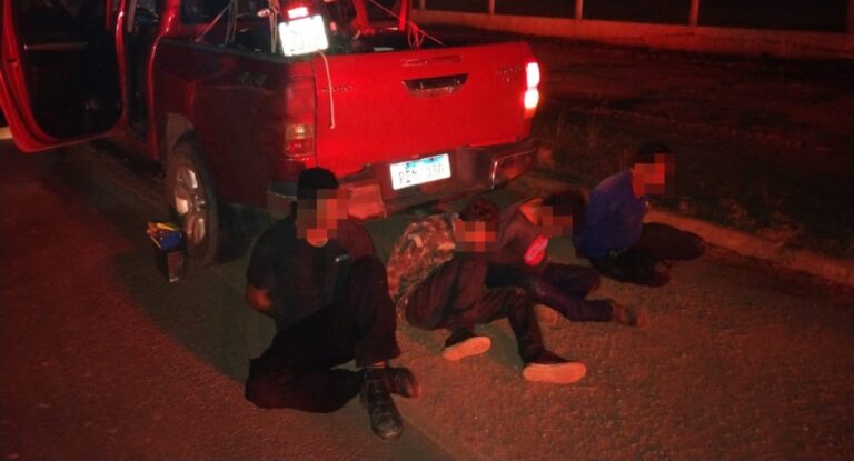 Caminhonete roubada é recuperada no município e elementos são presos