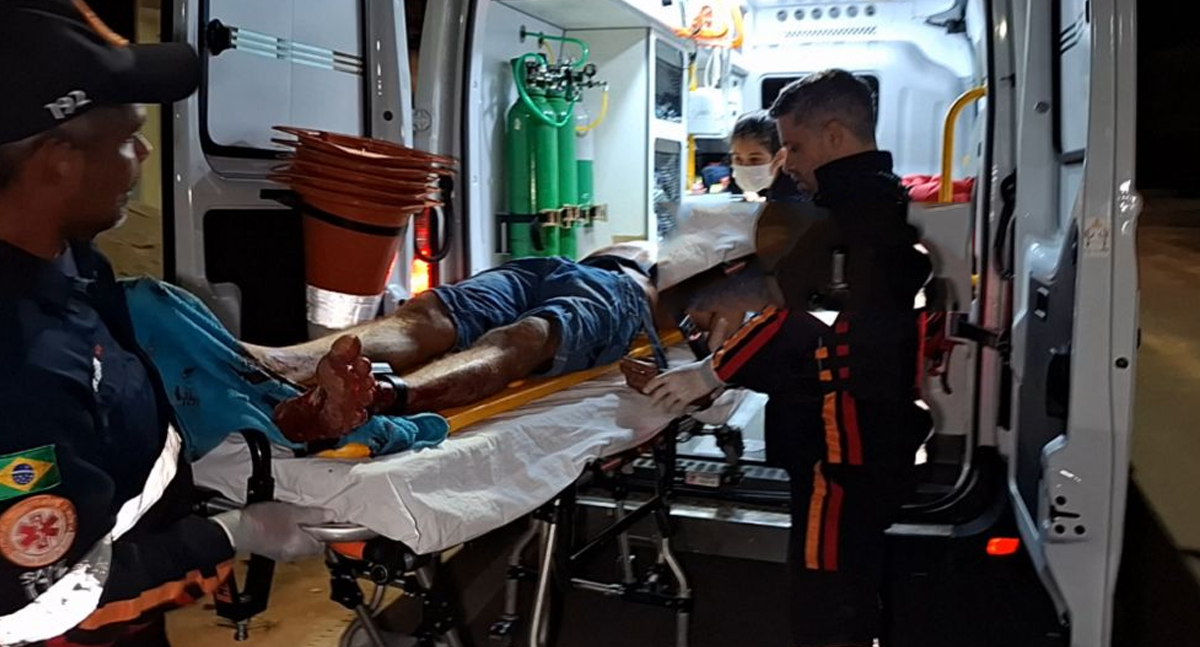 Homem com tornozeleira eletrônica é esfaqueado e socorrido pelo SAMU