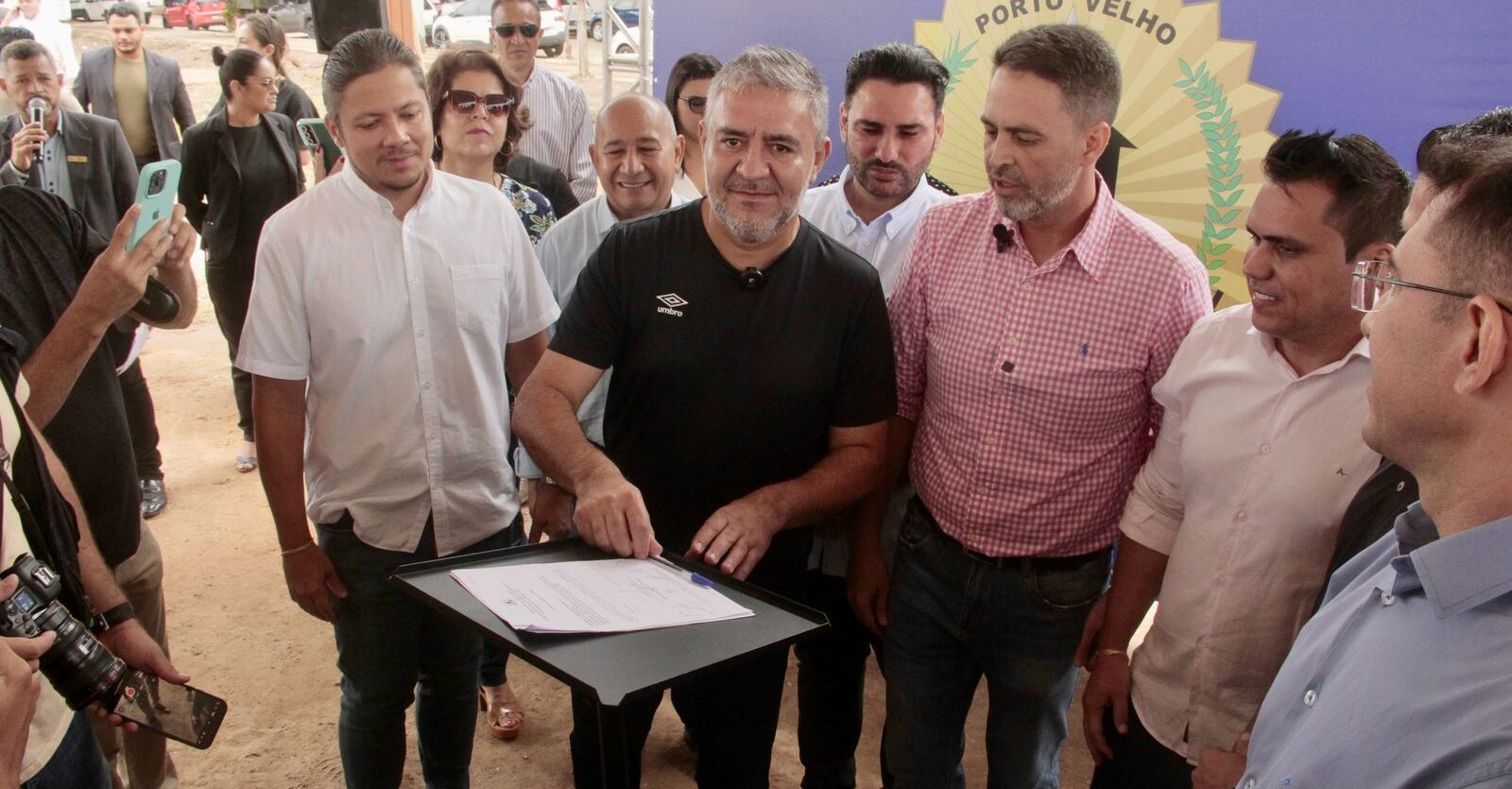 Vereador Fogaça participa da assinatura da Ordem de Serviço para quadra de Futebol Sintético no residencial Morar Melhor - News Rondônia