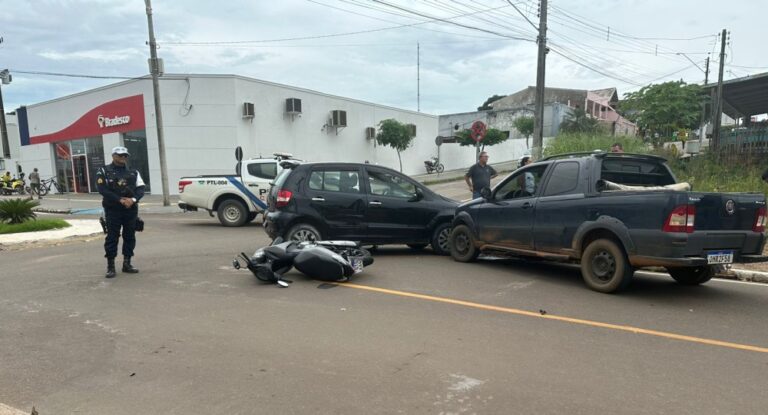 Colisão em rotatória envolve três veículos no centro da cidade
