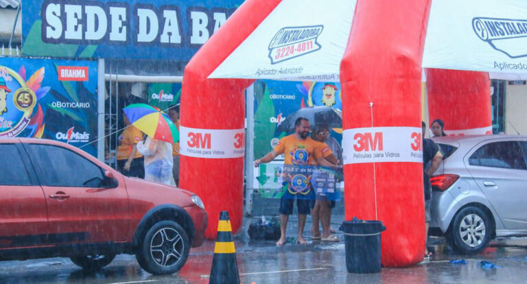 Banda é a Banda: mesmo com chuva, os foliões compareceram em massa no adesivaço - News Rondônia