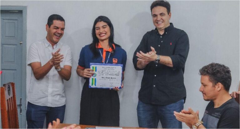 Deputado Cássio Gois entrega voto de louvor a jovem de Cacoal por destaque no Programa Jovem Senador 2024