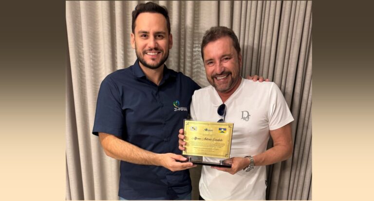 Presidente da AROM, Hildon Chaves, entrega homenagem ao prefeito de Ji-Paraná, Affonso Cândido