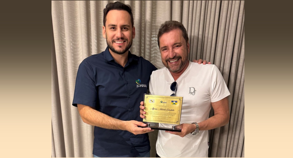 Presidente da AROM, Hildon Chaves, entrega homenagem ao prefeito de Ji-Paraná, Affonso Cândido