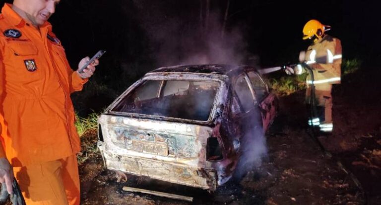Corpo carbonizado no porta-malas de carro seria recado macabro de uma facção