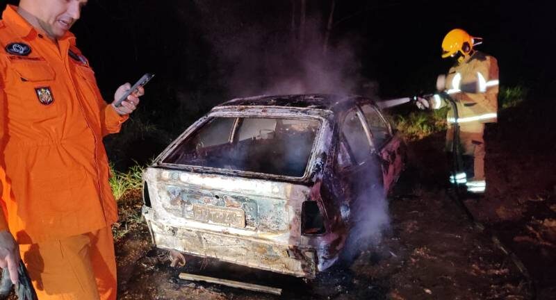 Corpo carbonizado no porta-malas de carro seria recado macabro de uma facção