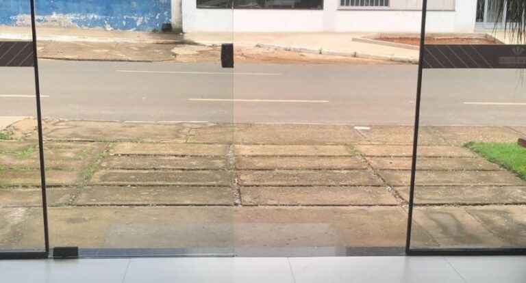 Dependente químico tenta invadir lanchonete e apanha de vigilante