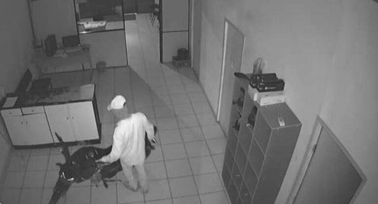 Ladrão é fotografado furtando motocicleta dentro de autoescola, em Vilhena