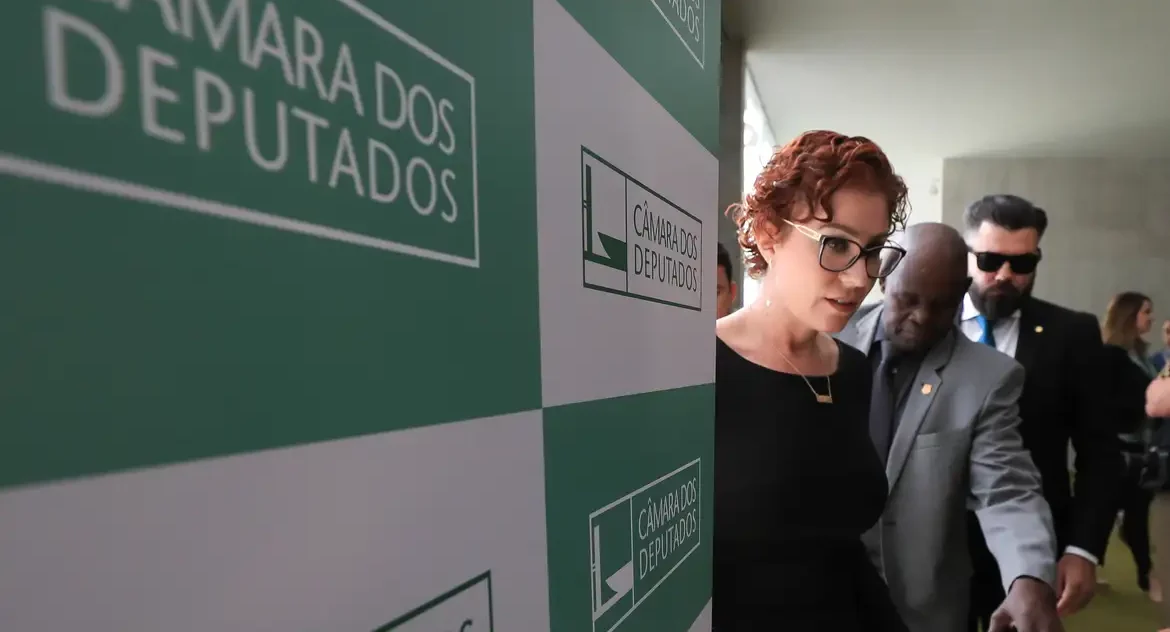 STF suspende julgamento sobre condenação de Carla Zambelli por porte ilegal de arma e constrangimento ilegal