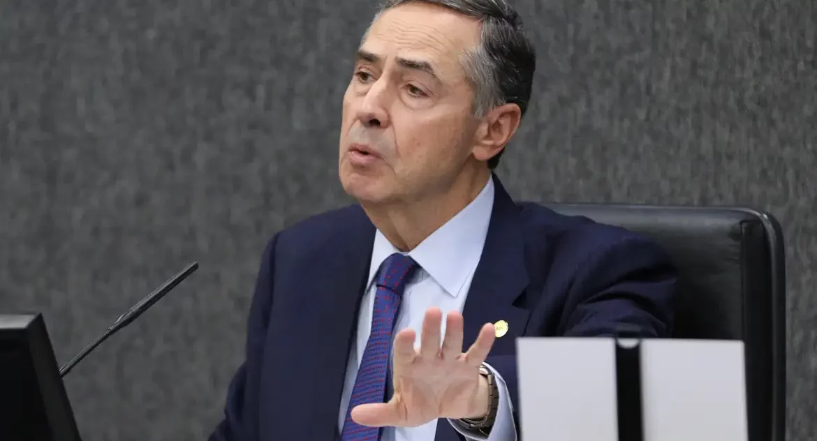 Barroso nega impedimento de Moraes, Zanin e Dino para julgar Bolsonaro