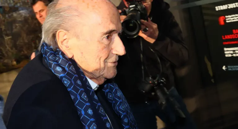 Blatter declara inocência em retorno a tribunal por caso de fraude