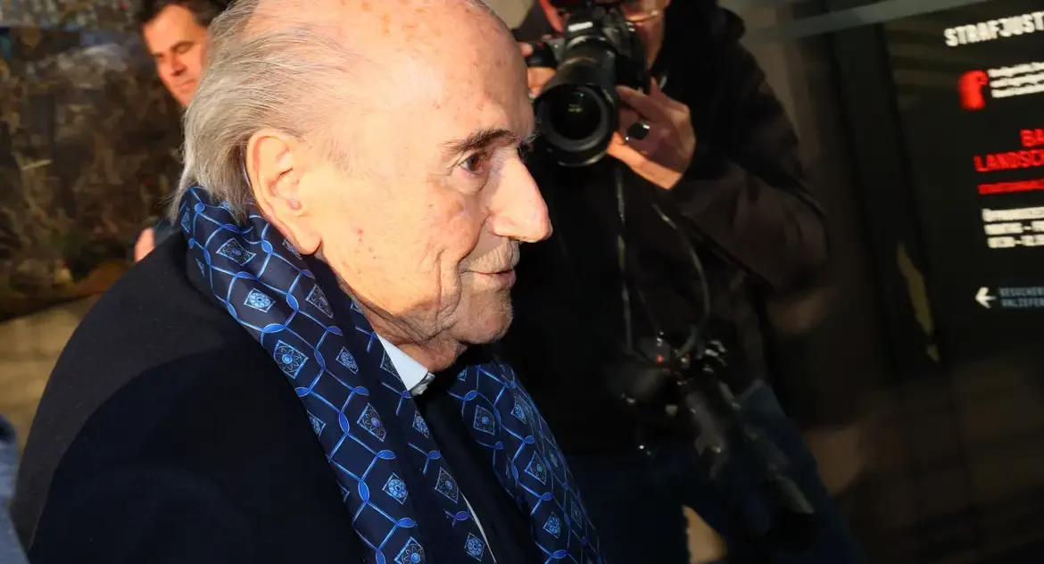 Blatter declara inocência em retorno a tribunal por caso de fraude