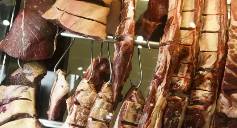 China suspende compra de carne bovina de três frigoríficos do Brasil