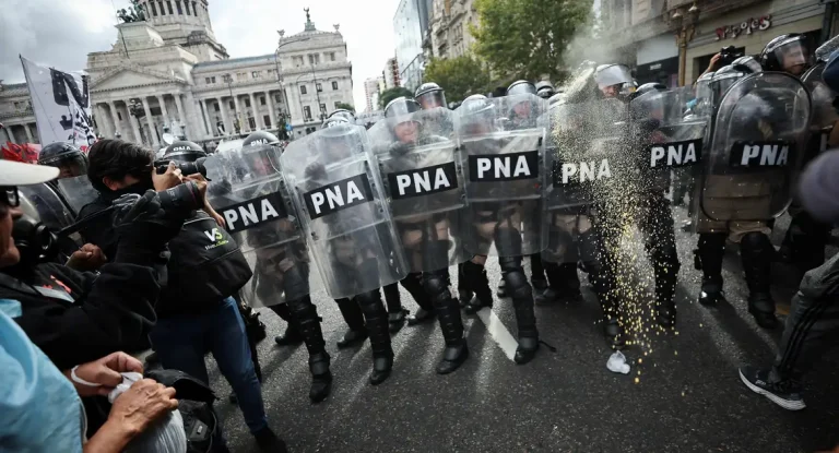 Protesto na Argentina contra cortes em pensões acaba em confronto