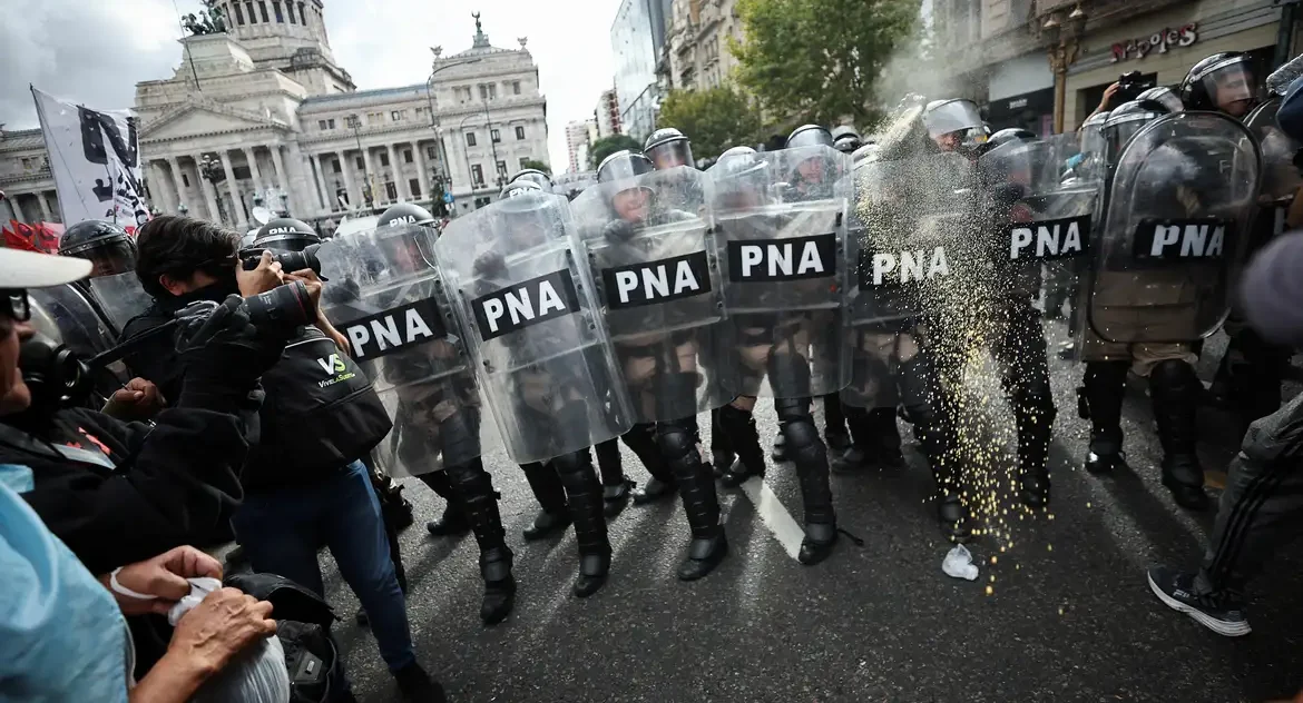 Protesto na Argentina contra cortes em pensões acaba em confronto