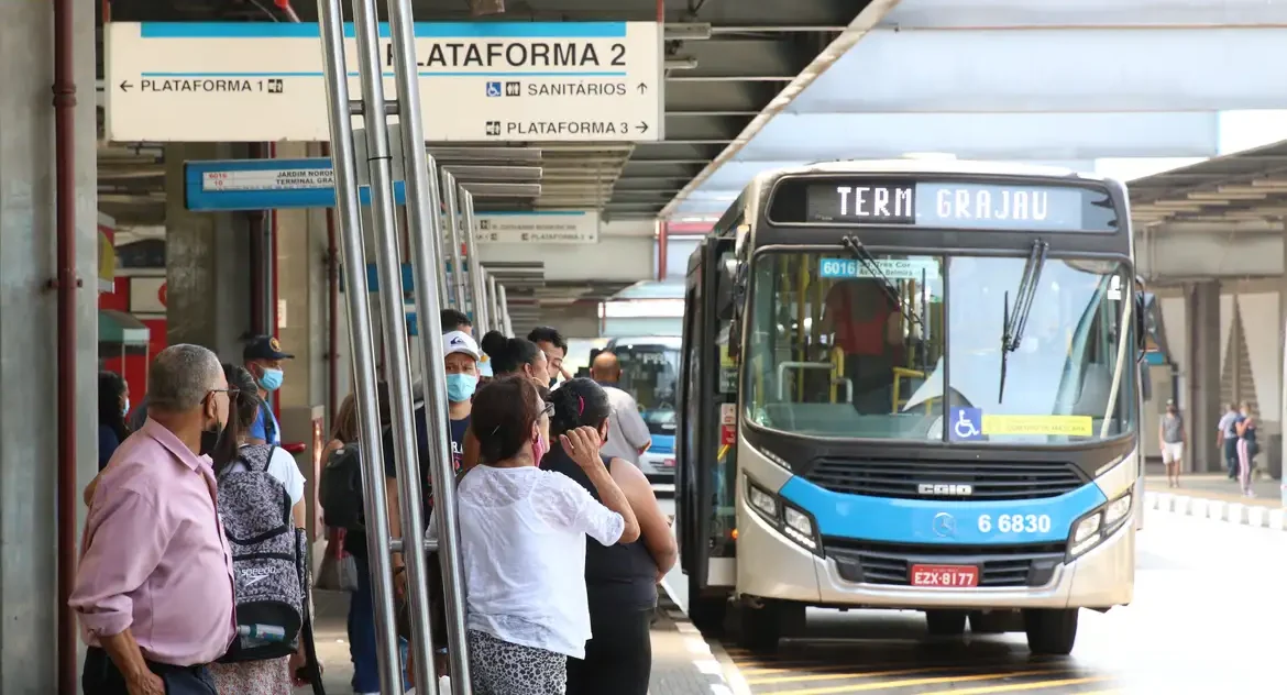 Setor de serviços recua 0,2% em janeiro, influenciado por transportes