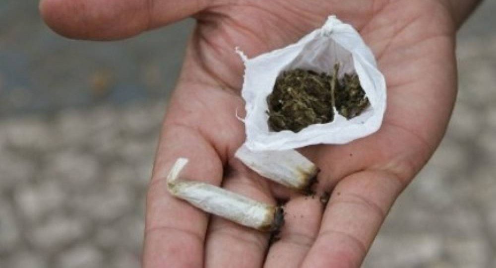 Ao abordar carro dirigido por mulher, policiais sentem cheiro de maconha e encontram droga no veículo