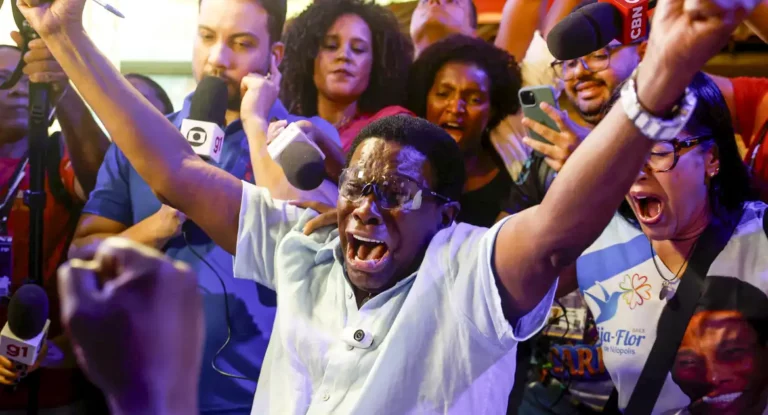 Neguinho da Beija-Flor celebra título no adeus: “agora, só camarote”