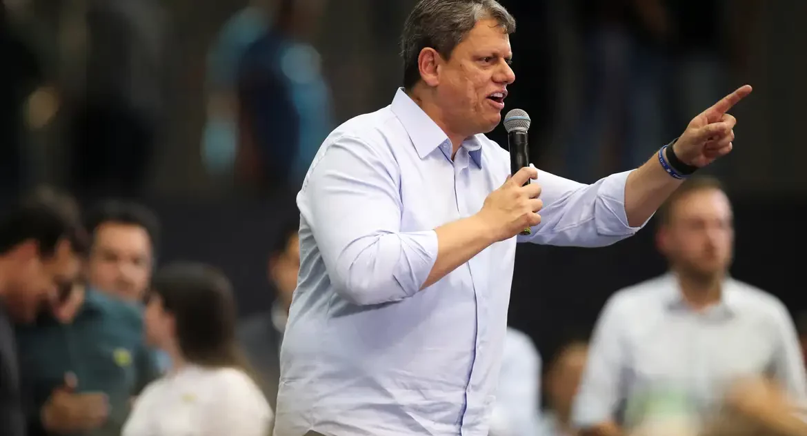 Justiça eleitoral absolve Tarcísio por acusações contra Boulos
