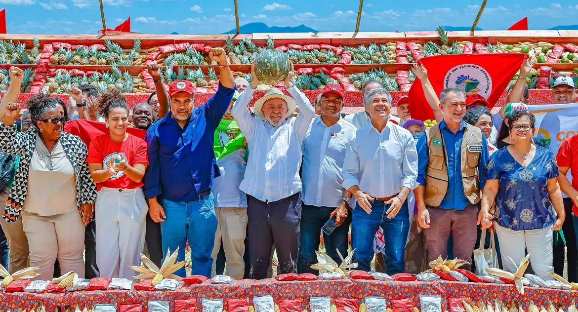 Lula entrega mais de 12 mil lotes de terras da reforma agrária