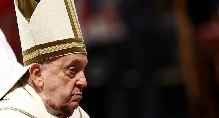 Papa Francisco indica que permanecerá e lança nova reforma católica