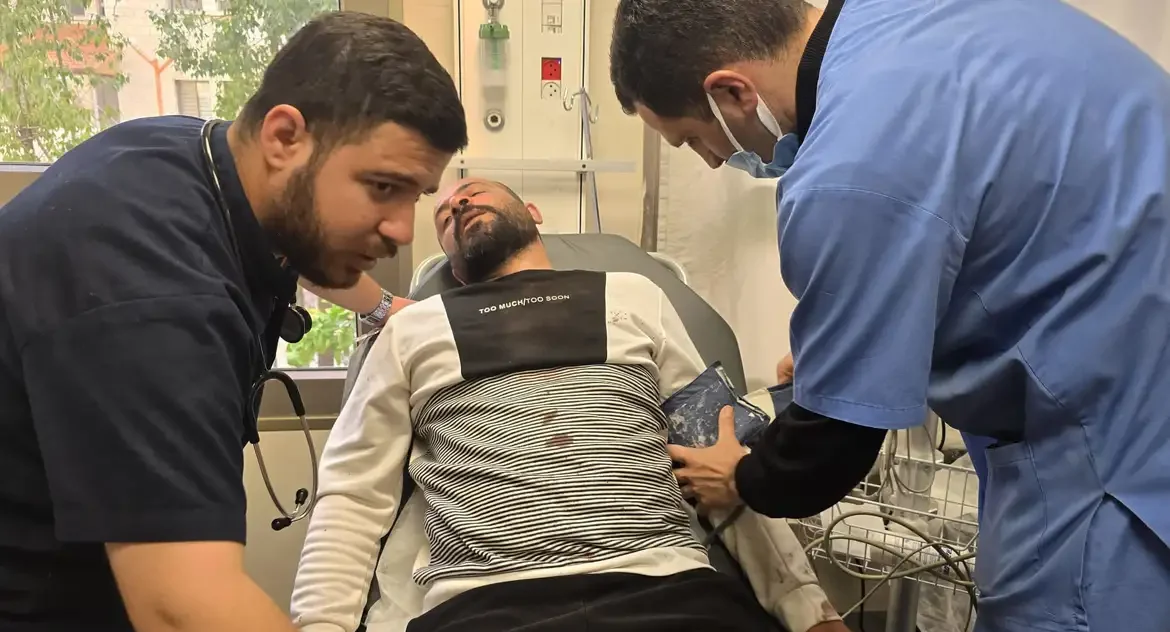 Cineasta palestino Hamdan Ballal é libertado após detenção e agressões por soldados israelenses na Cisjordânia