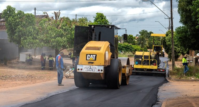 Prefeitura de Jaru realiza recapeamento da Rua Monteiro Lobato no setor 06 - News Rondônia
