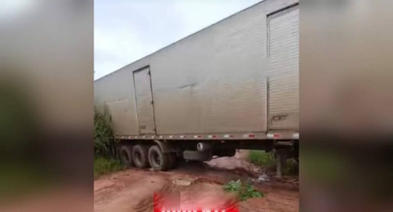Caminhão Baú fica preso em via na zona rural devido más condições da estrada