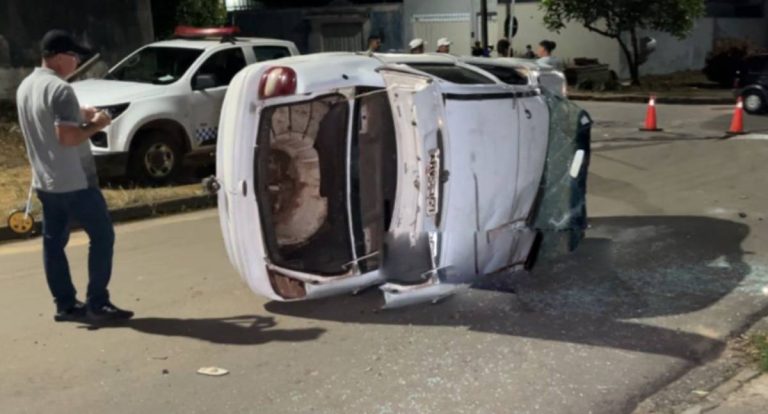 Carro capota após forte impacto em cruzamento; motorista fica ferido