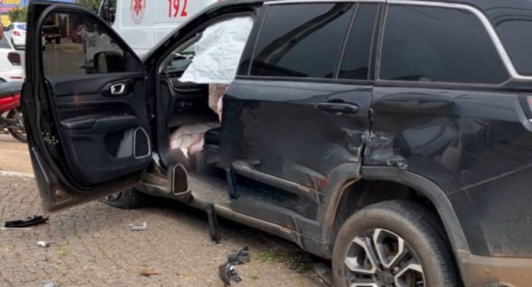 Acidente de trânsito deixa feridos e causa danos a comércio