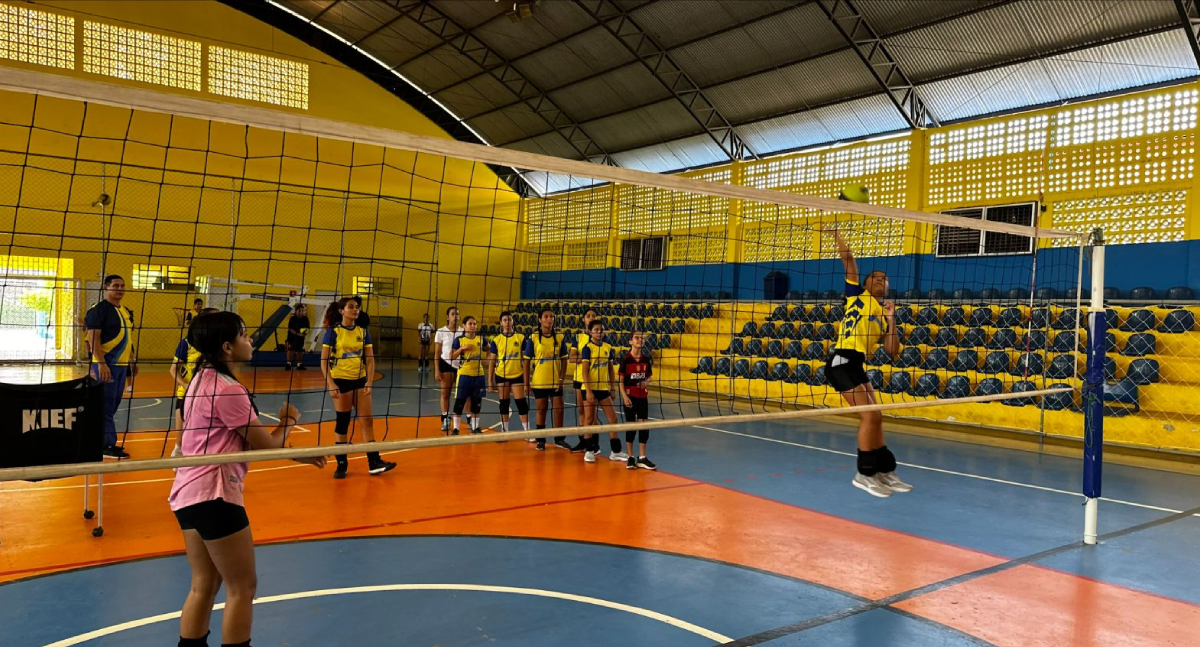 O Programa Construindo Campeões beneficia mais de 100 alunos na prática do voleibol - News Rondônia