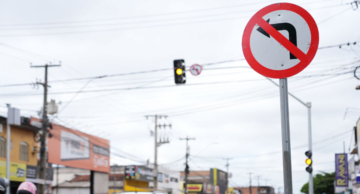 Novos semáforos são implantados no cruzamento da avenida Jatuarana com a rua Açaí para aumentar a segurança - News Rondônia